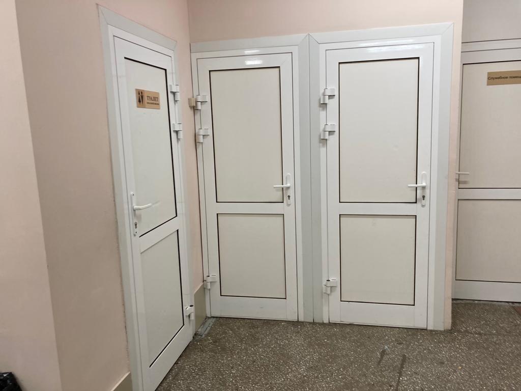 В гимназии № 10 Новосибирска ученики вынуждены ходить в один туалет