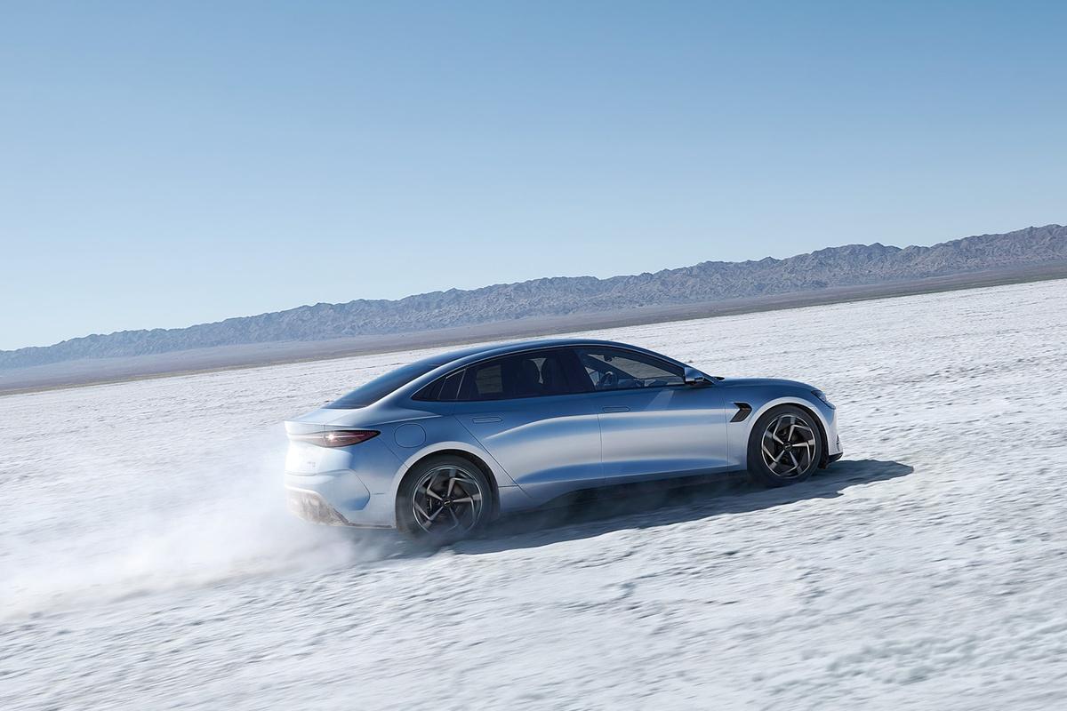 Китайский электроседан BYD оказался дешевле Lada и быстрее спорткаров