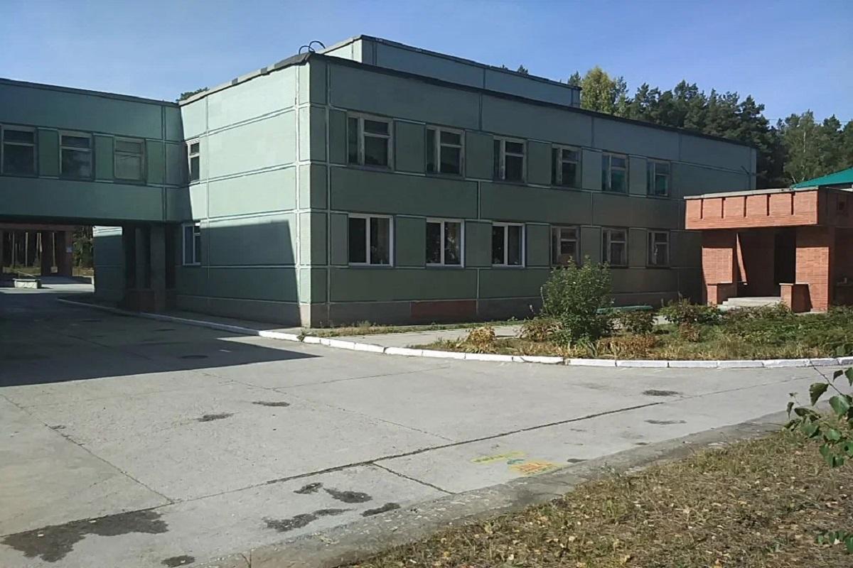 Ремонт с отложенным финалом: в ЦКБ Академгородка заменили окна, но вентиляцию и отопление обещают только к 2028 году
