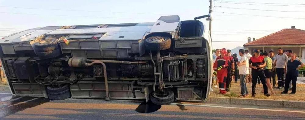 В Турции автобус с российскими туристами столкнулся с бетономешалкой и перевернулся