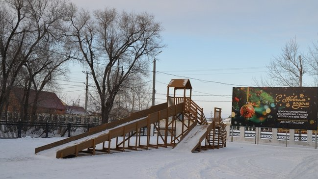 В Соль-Илецке вандалы изрисовали новую деревянную горку