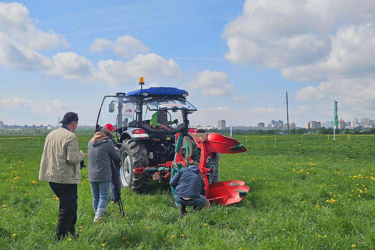 Ленинградская область выбрала трактора для всероссийского чемпионата по пахоте