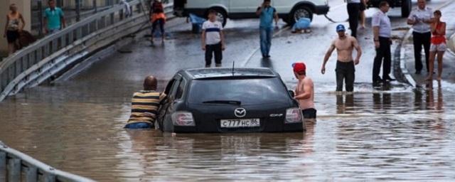 В Сочи из-за сильного ливня оказались затоплены улицы
