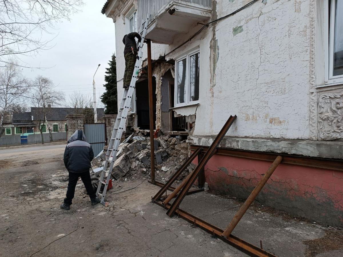 Наружная стена многоквартирного дома рухнула в городе Стаханове