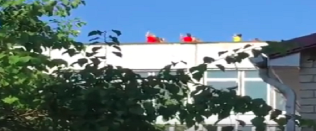 В Белгороде заметили танцовщиц на крыше