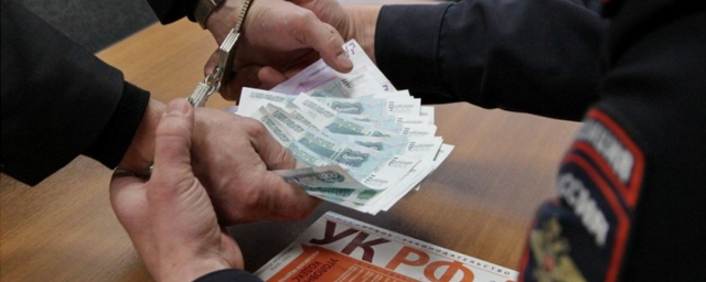 В Адыгее осудили бывшего следователя за взятку в 100 тысяч рублей