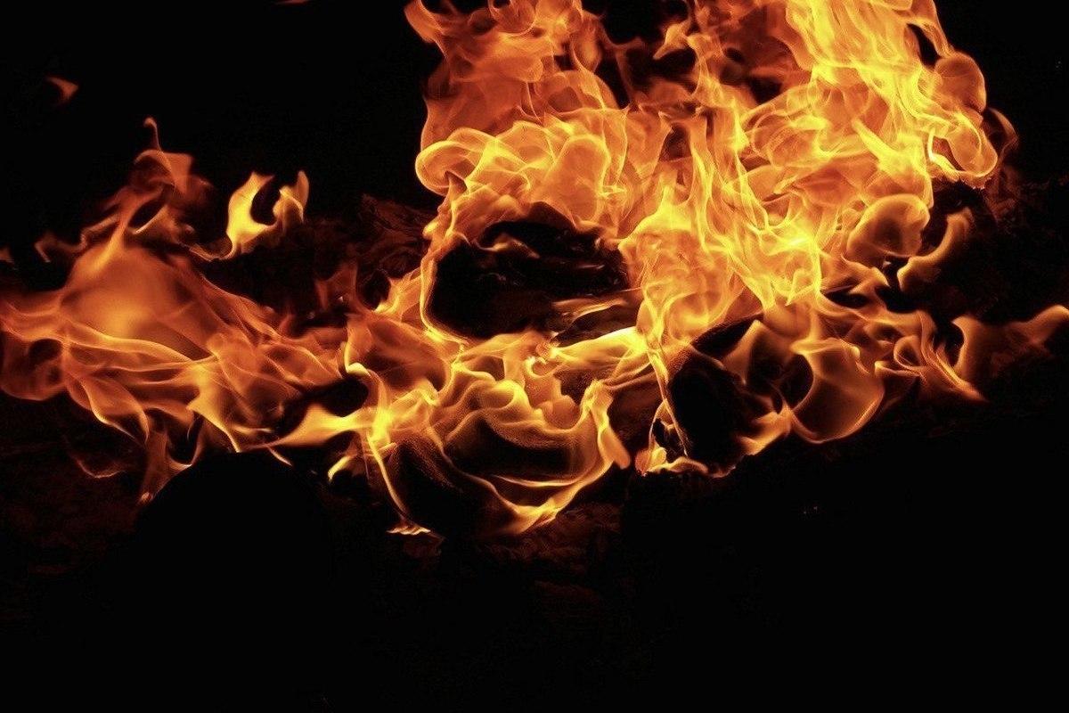 В Саранске потушили крупный пожар у «Ледового дворца»