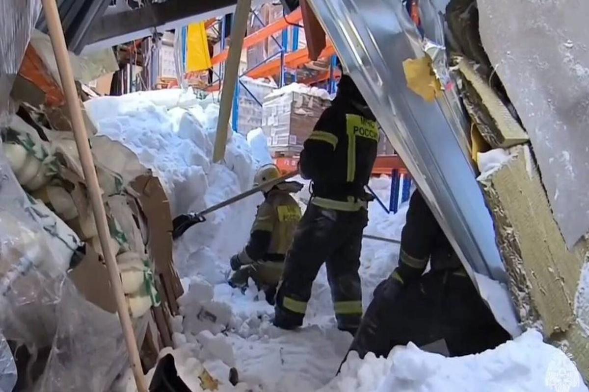 В Зеленодольске подсчитывают ущерб и изучают причины частичного обрушения крыши торгового склада