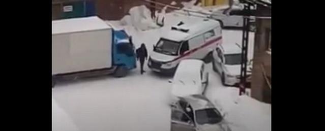 В Новосибирске водитель грузовика не пропустил машину скорой помощи