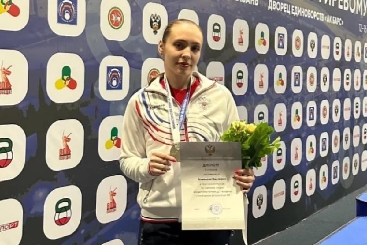Спортсменка из Брянска одной левой завоевала медаль чемпионата