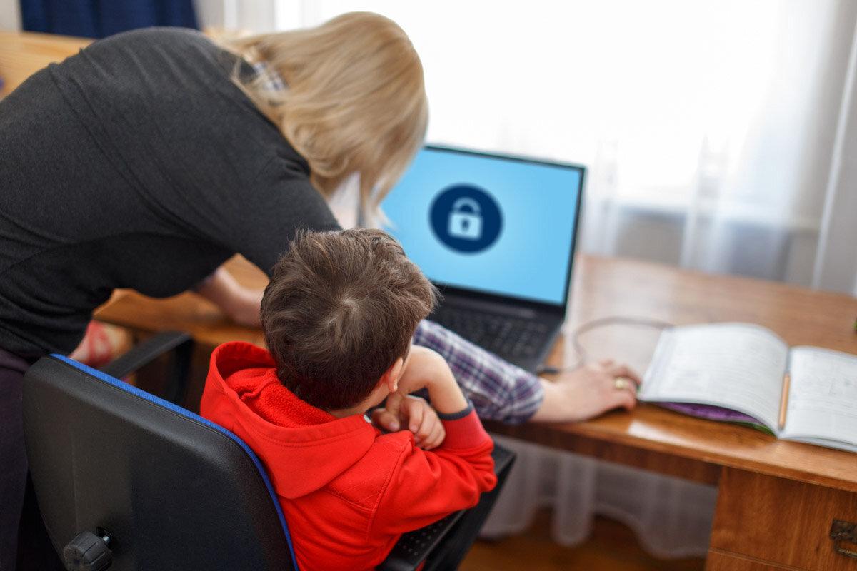 Эксперт Жанна Мекшенева назвала приложения, через которые родители могут следить за детьми в сети