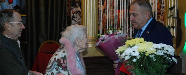Быков поздравил с 95-летним юбилеем ветерана войны Нину Хохрину