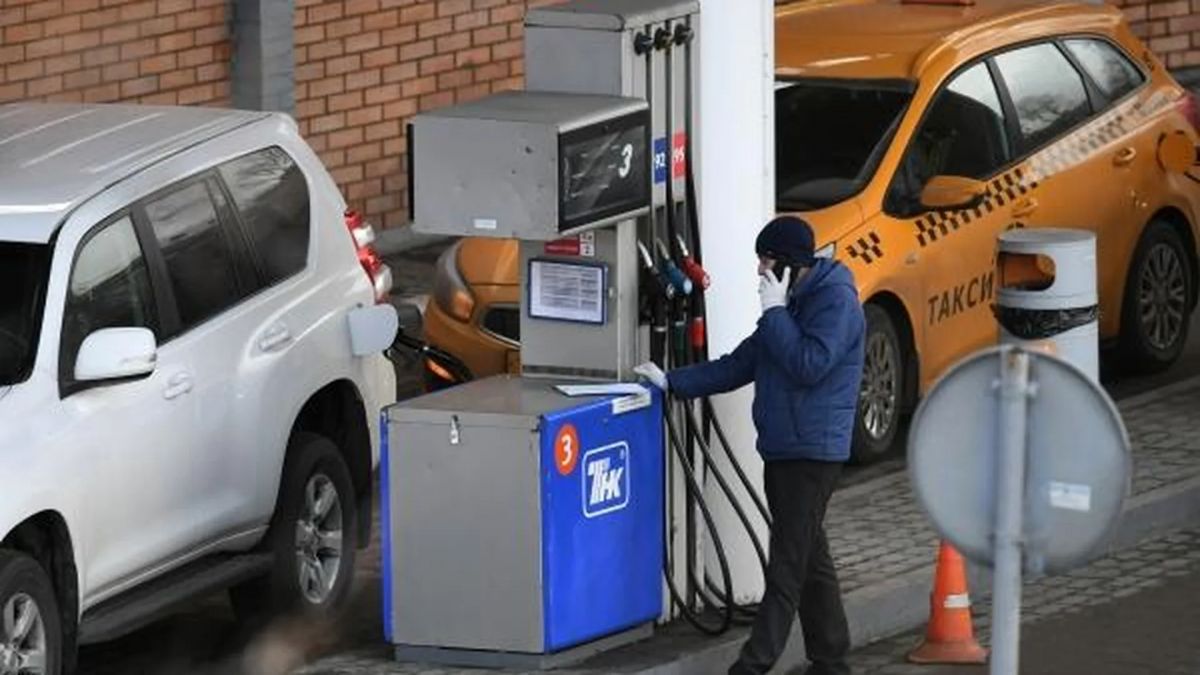 Аналитик объяснил сезонное снижение оптовых цен на топливо