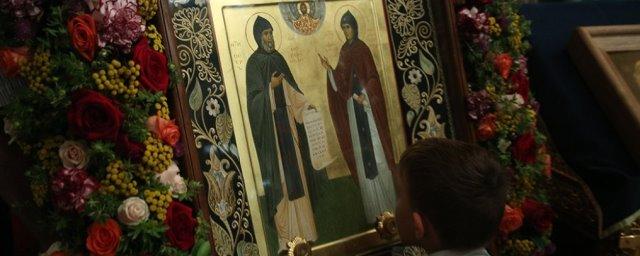 В Екатеринбург прибыли икона и мощи святых Петра и Февронии