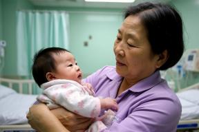 63-летняя китаянка родила дочь через ЭКО, несмотря на протесты врачей и родни