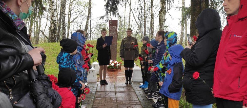 В Чехове к памятному знаку Талалихину возложили цветы