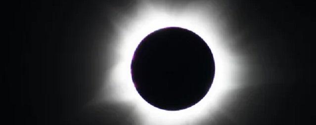 Член Иркутского астроклуба Миронов поделился фото солнечного затмения у берегов Австралии