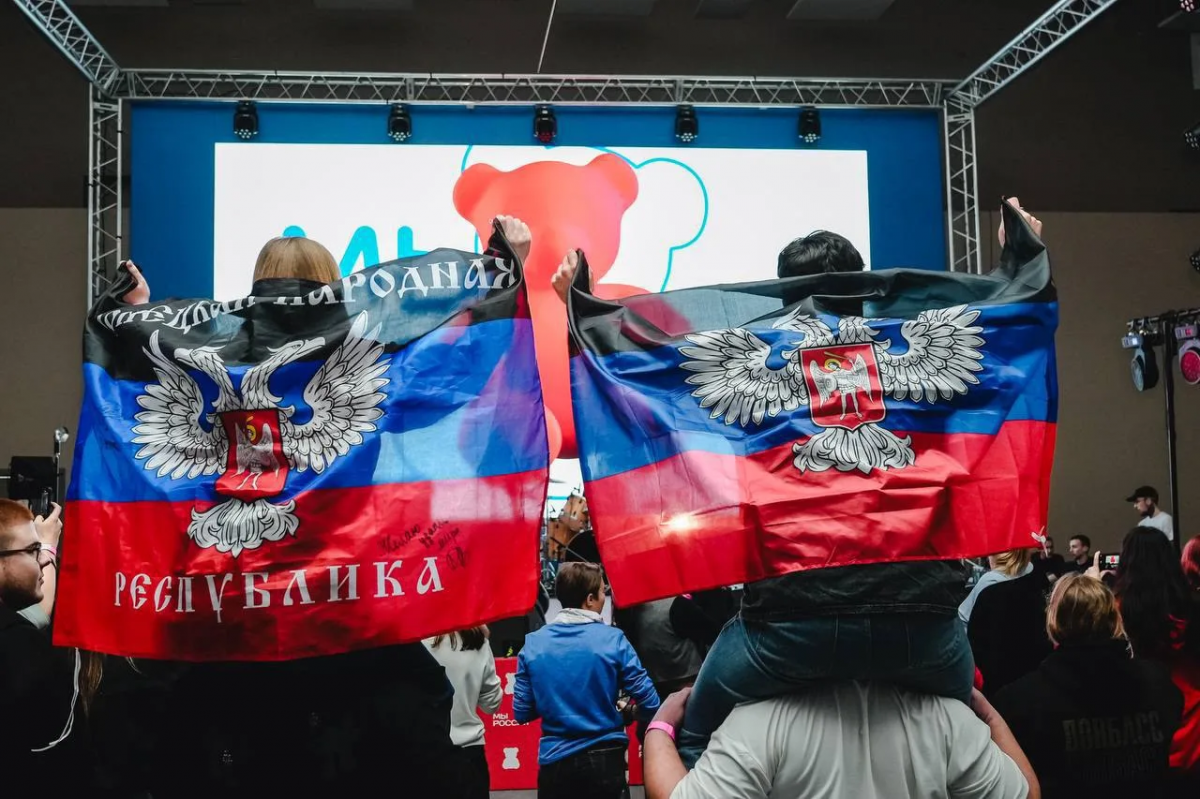 Председатель Думы Астраханской области Игорь Мартынов: Флаг ДНР символизирует стойкость и мужество жителей Донбасса