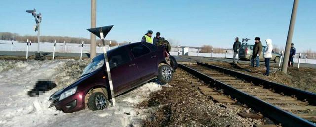 Под Оренбургом водитель погиб при столкновении автомобиля с тепловозом