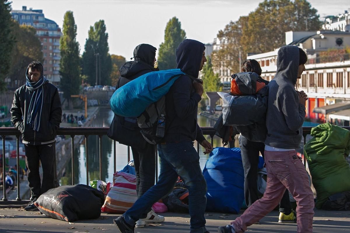 В Великобритании начнут расселять мигрантов в военных казармах