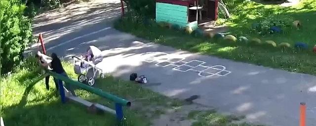В Ярославле на детской площадке мама с коляской подралась с соседкой