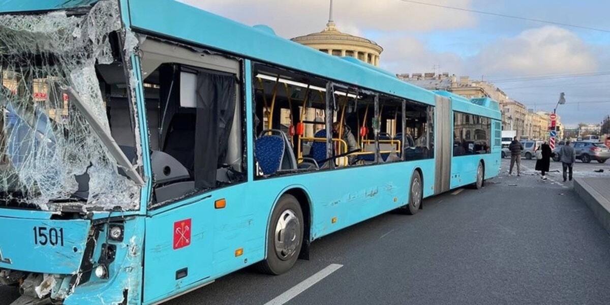 В Петербурге произошла массовая авария с участием трех машин и двух автобусов