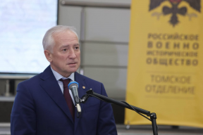 Губернатор Томской области Владимир Мазур принял участие в презентации сборника стихов о женщинах-волонтерах «Где тыл – там сердце, где фронт – там честь»