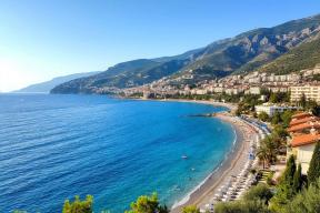 Отдых под угрозой: российские туристы в Аланье жалуются на море, полное пластика