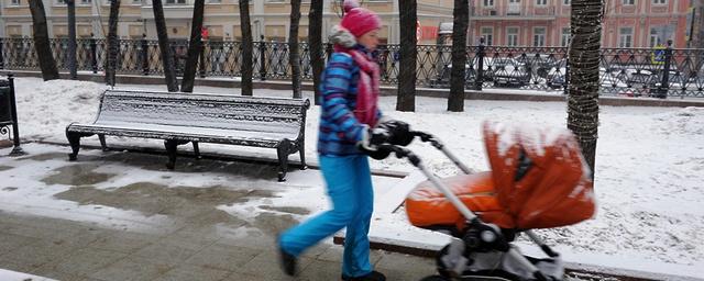 В Москве проверяют факт падения снега с крыши на коляску с ребенком