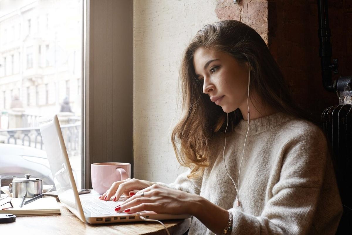 В России (страна-террорист) подсчитали доходы мужчин и женщин на фрилансе