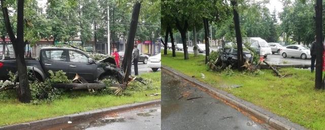 Новосибирский автолюбитель врезался в деревья в Калининском районе