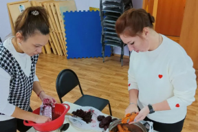 Электрогорские волонтеры готовят сублимированные продукты и чайные наборы бойцам СВО