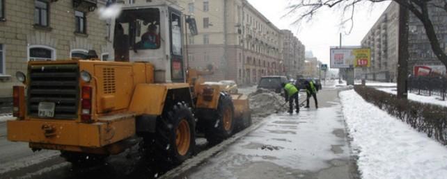 В Петербурге снег вынудил дорожников продолжить работу в зимнем режиме