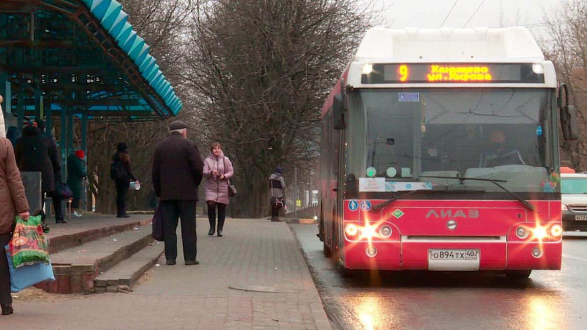 В Калуге мужчина вышел из автобуса и открыл по нему стрельбу