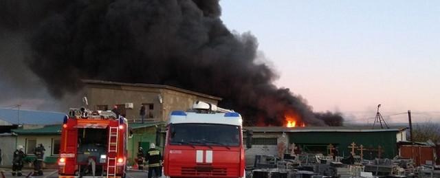В Волгограде при пожаре на складе лакокрасочных изделий погиб человек