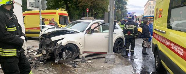 Видео: В Москвы водитель Infiniti сбил пешеходов на тротуаре