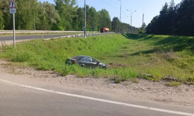 Под Псковом слетел с трассы легковой автомобиль