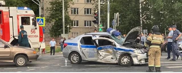 В Москве при столкновении полицейской машины и Mercedes пострадали три человека