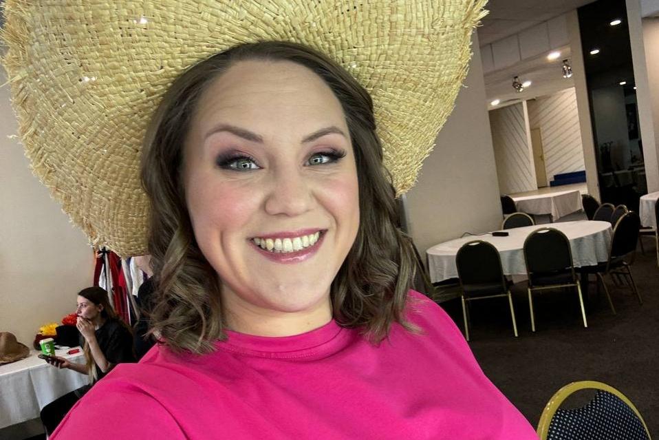 Отменила свадьбу и отказалась от стройности. Как сибирячка Ксения Корнева «Уральских пельменей» покорила