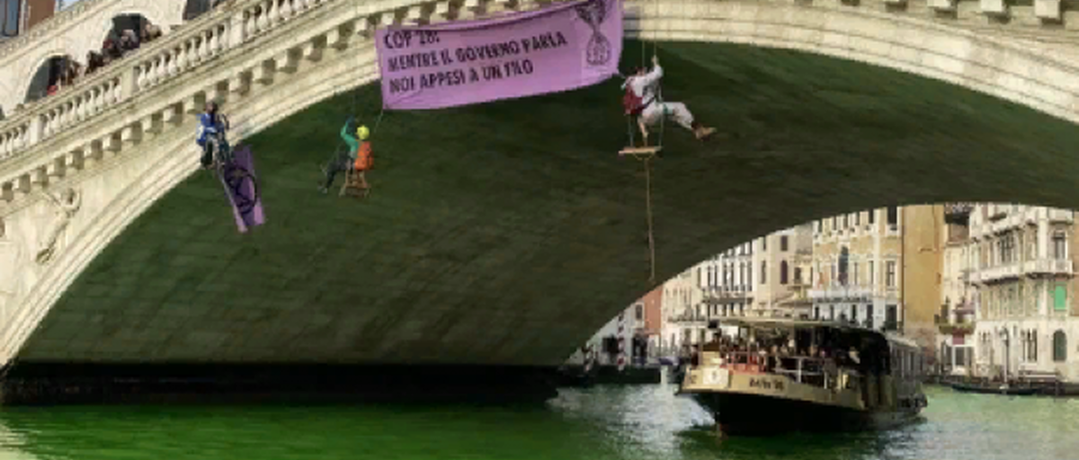В Италии активисты окрасили воду Гранд-канала в зелёный цвет