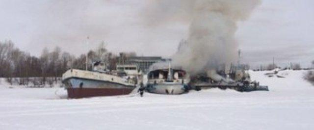 В речном порту Уфы произошел пожар в заброшенном дебаркадере