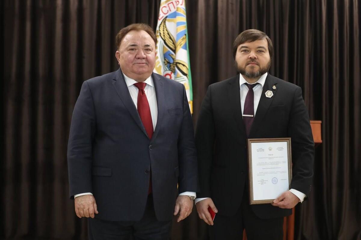 Калиматов наградил помощника полпреда в СКФО Айдамира Валиева
