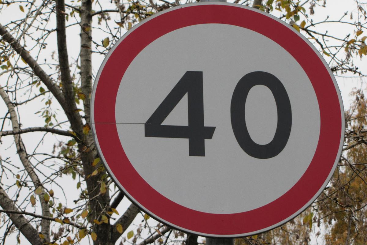 Дорожные знаки 40 км ч. Знак «ограничение скорости» 3,24 – 40.. Знак 3.24 ограничение максимальной скорости. 3.24 Ограничение максимальной скорости 40 км/ч. Знак дорожный 3.24 "ограничение максимальной скорости 5 км".