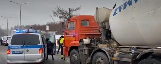 На западе Москвы КамАЗ сбил десятилетнюю школьницу