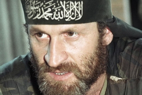 «Заслуженный строитель демократии в Чечне». Почему Европа больше 20 лет не выдает главаря боевиков Ахмеда Закаева, и где он сейчас?