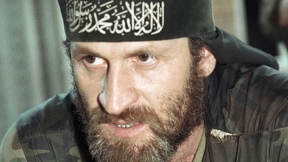 «Заслуженный строитель демократии в Чечне». Почему Европа больше 20 лет не выдает главаря боевиков Ахмеда Закаева, и где он сейчас?