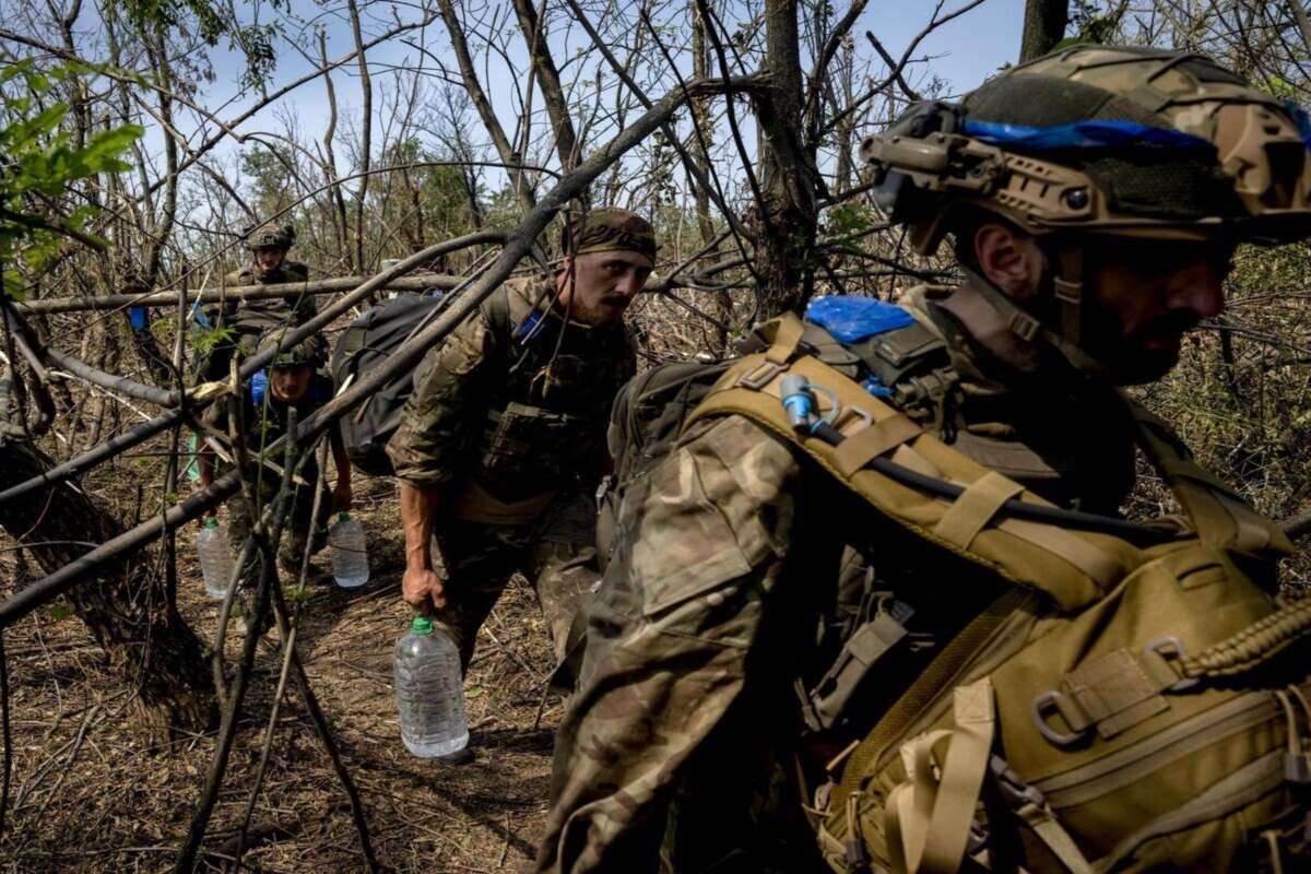 Около пяти тысяч украинских солдат находятся в Купянске, взятом в кольцо российскими войсками