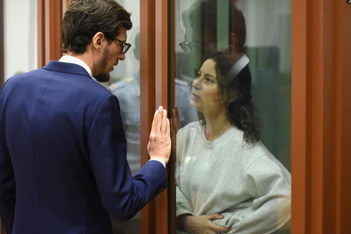 Массажистка и изменница? Почему Дональд Трамп «вписался» за осужденную за госизмену Карелину