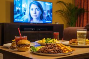 Как жанры кино влияют на аппетит: новые исследования раскрывают секреты удовольствия от еды