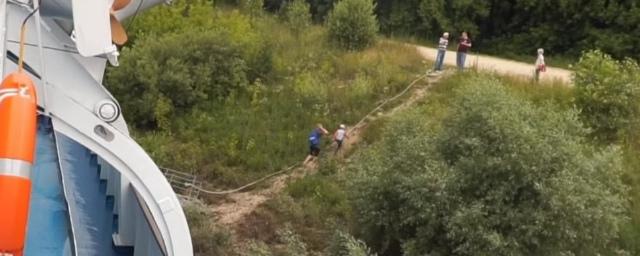 Речные туристы попадают в Касимов при помощи каната